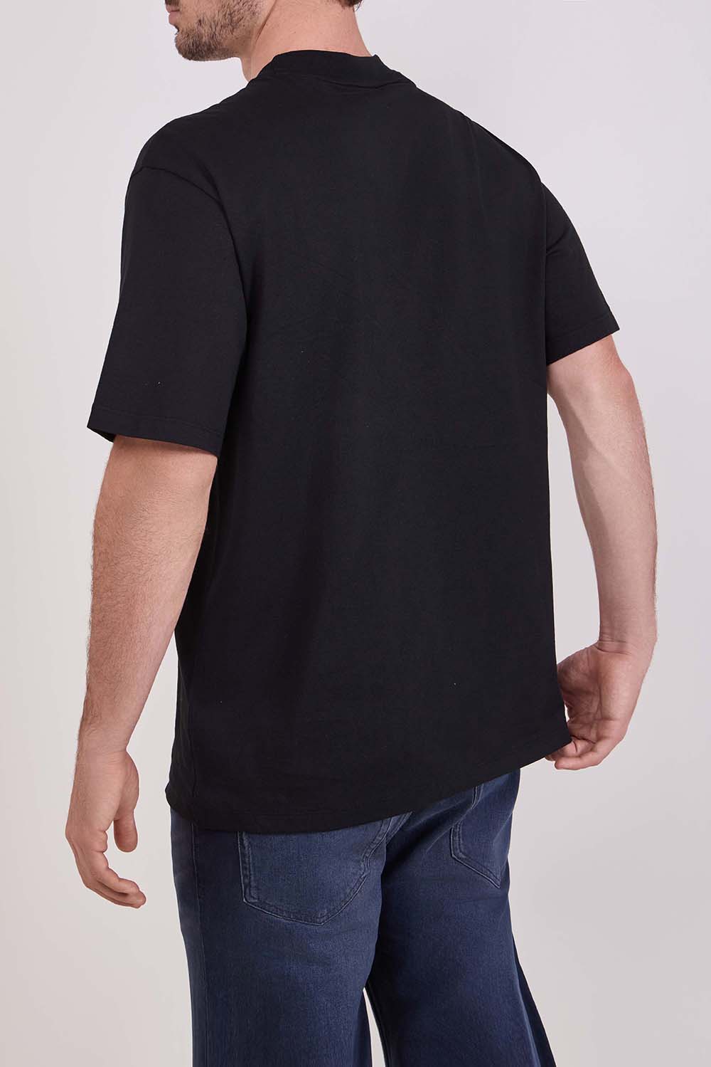 תמונת דוגמן אחורית של חולצת טי