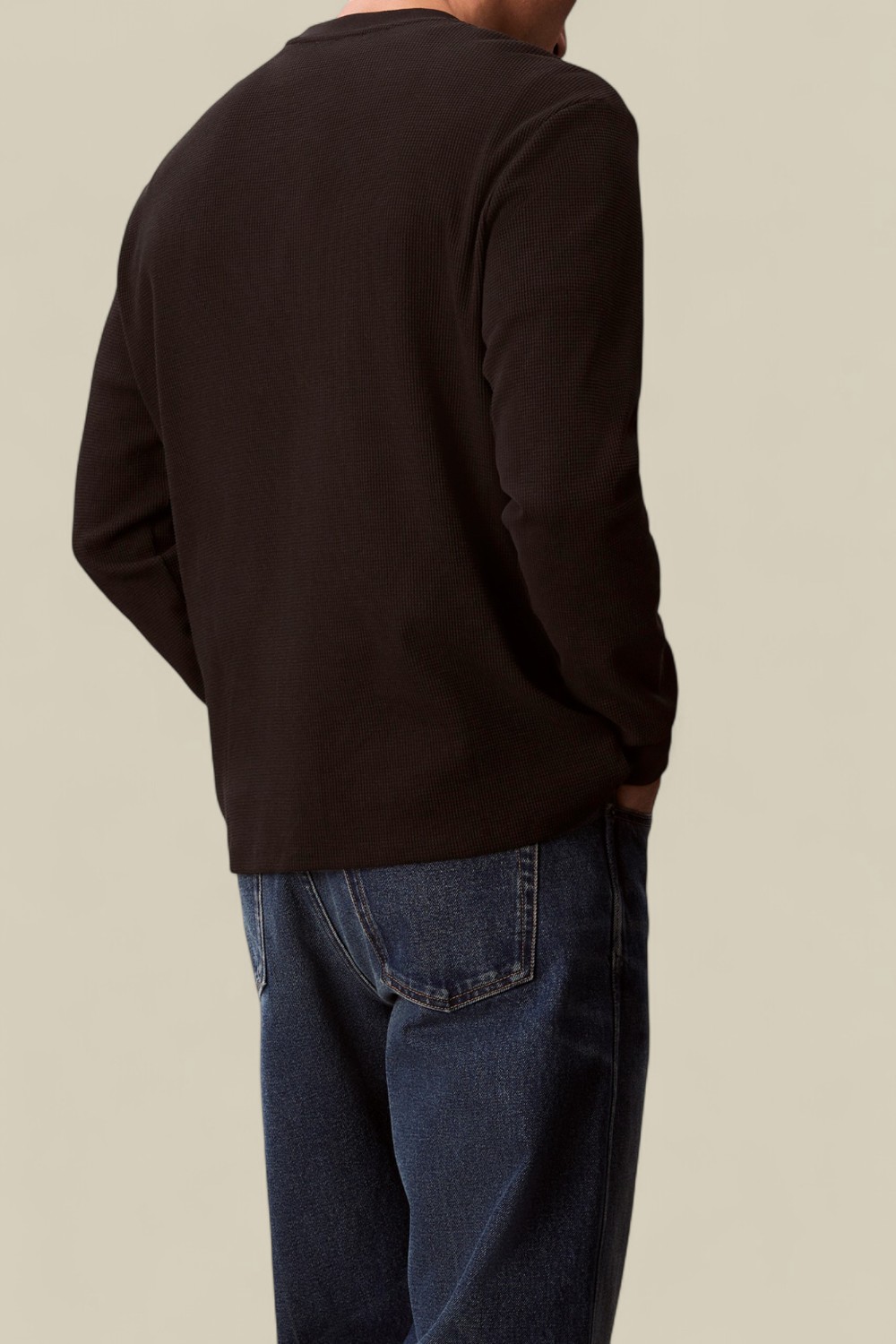 תמונת דוגמן אחורית של חולצת טי