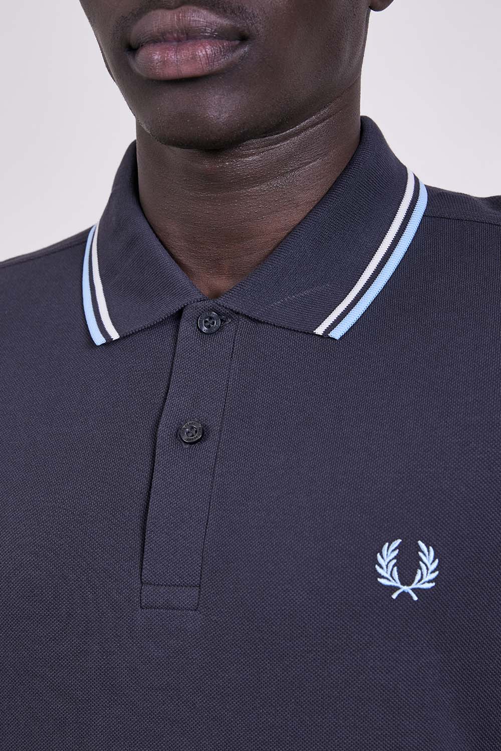 תמונת תקריב דוגמן של חולצת פולו בגזרה ישרה