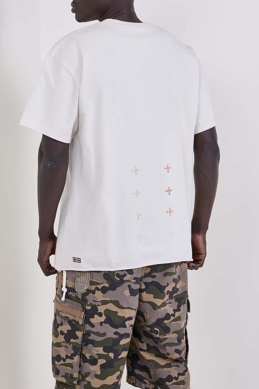 תמונת דוגמן אחורית של חולצת טי אוברסייז