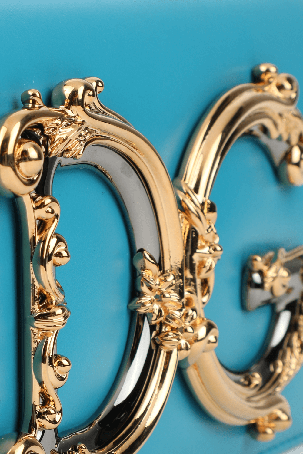 תמונת תקריב של DG Girls phone bag in Light Blue Leather