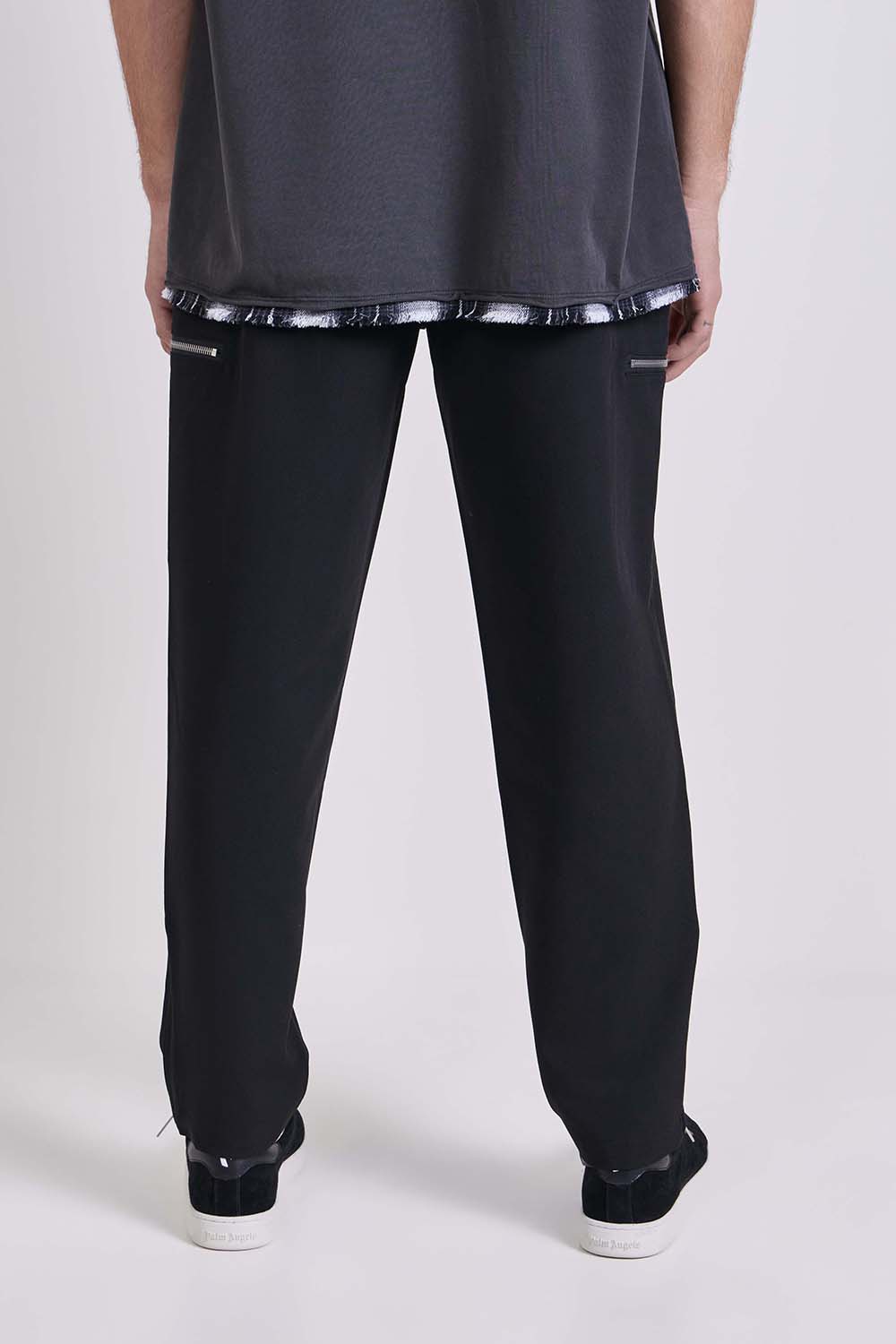 תמונת דוגמן אחורית של מכנסי צ'ינו