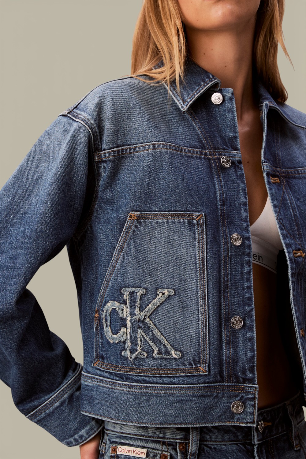 תמונת תקריב דוגמן של ז'קט ג'ינס קרופ