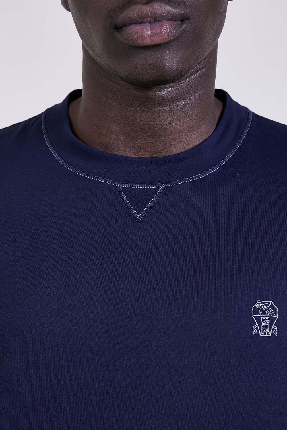 תמונת תקריב דוגמן של חולצת טי בגזרה ישרה