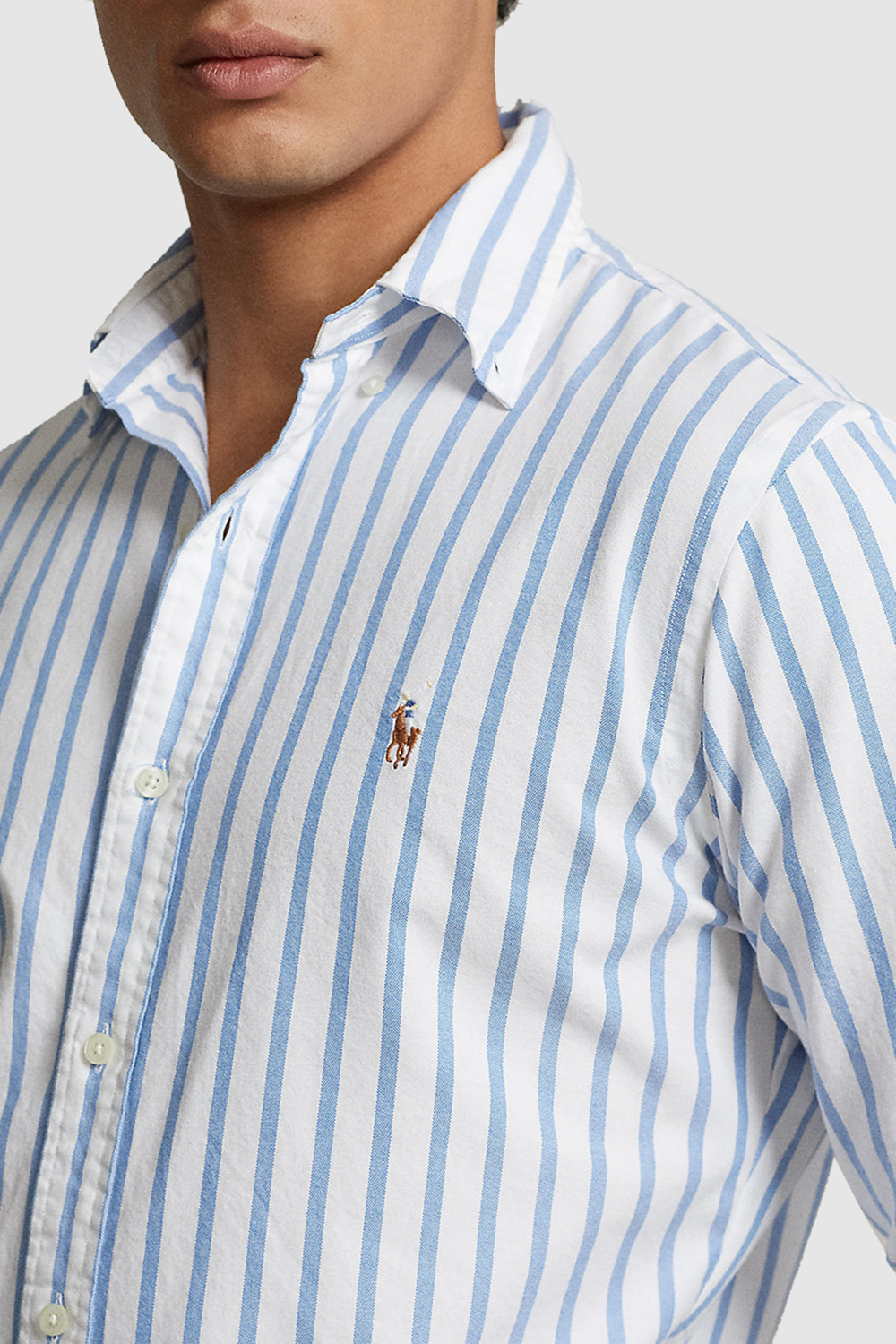 תמונת תקריב דוגמן של חולצה מכופתרת