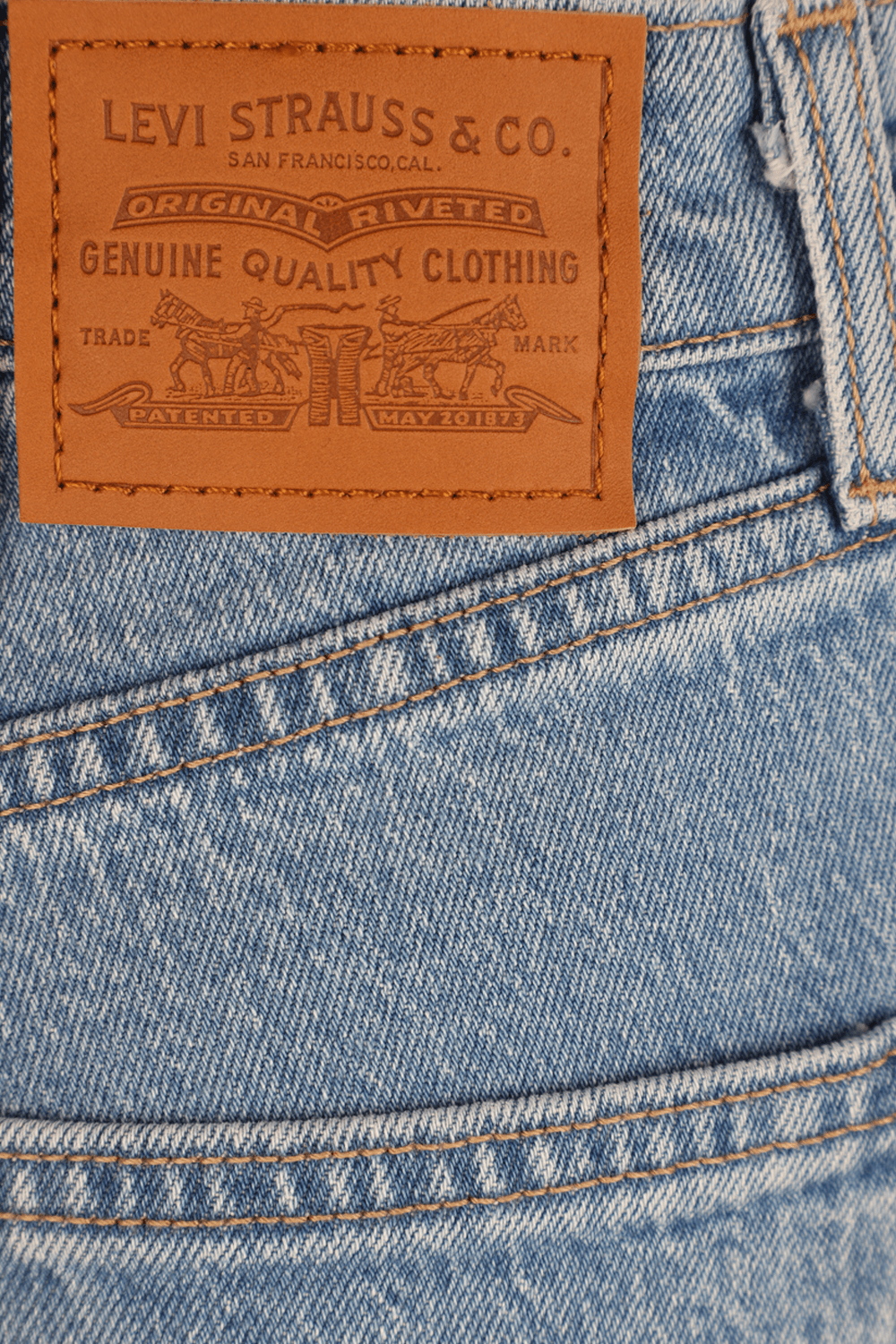 תמונה אחורית של מכנסי ג'ינס שנות ה- 70 בשטיפה בהירה