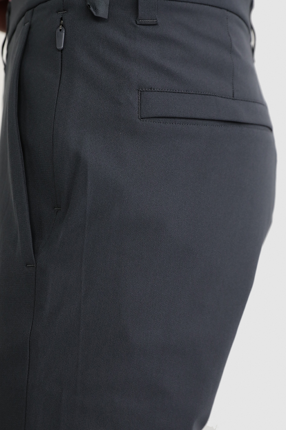 תמונת תקריב דוגמן של Commission Classic-Fit Pant 32"