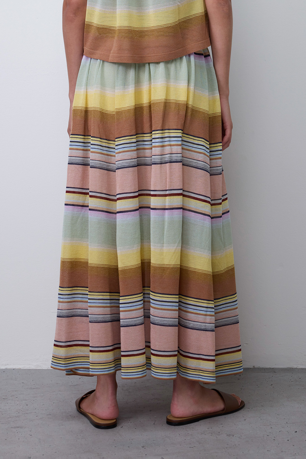 תמונת דוגמן אחורית של חצאית מידי