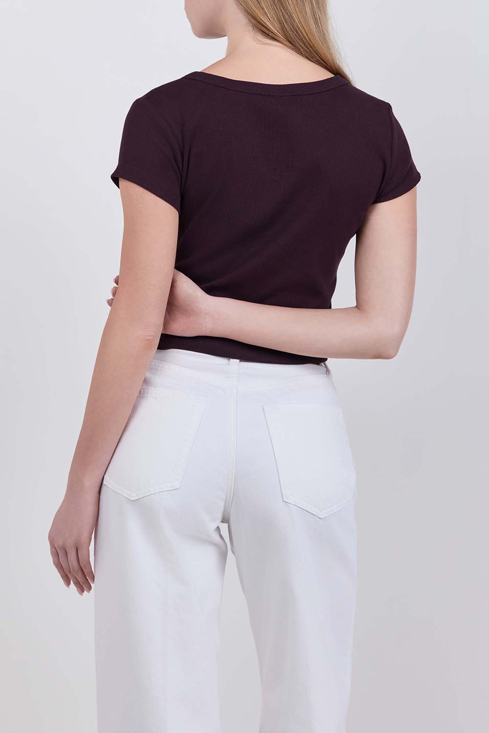 תמונת דוגמן אחורית של חולצת טי ריב