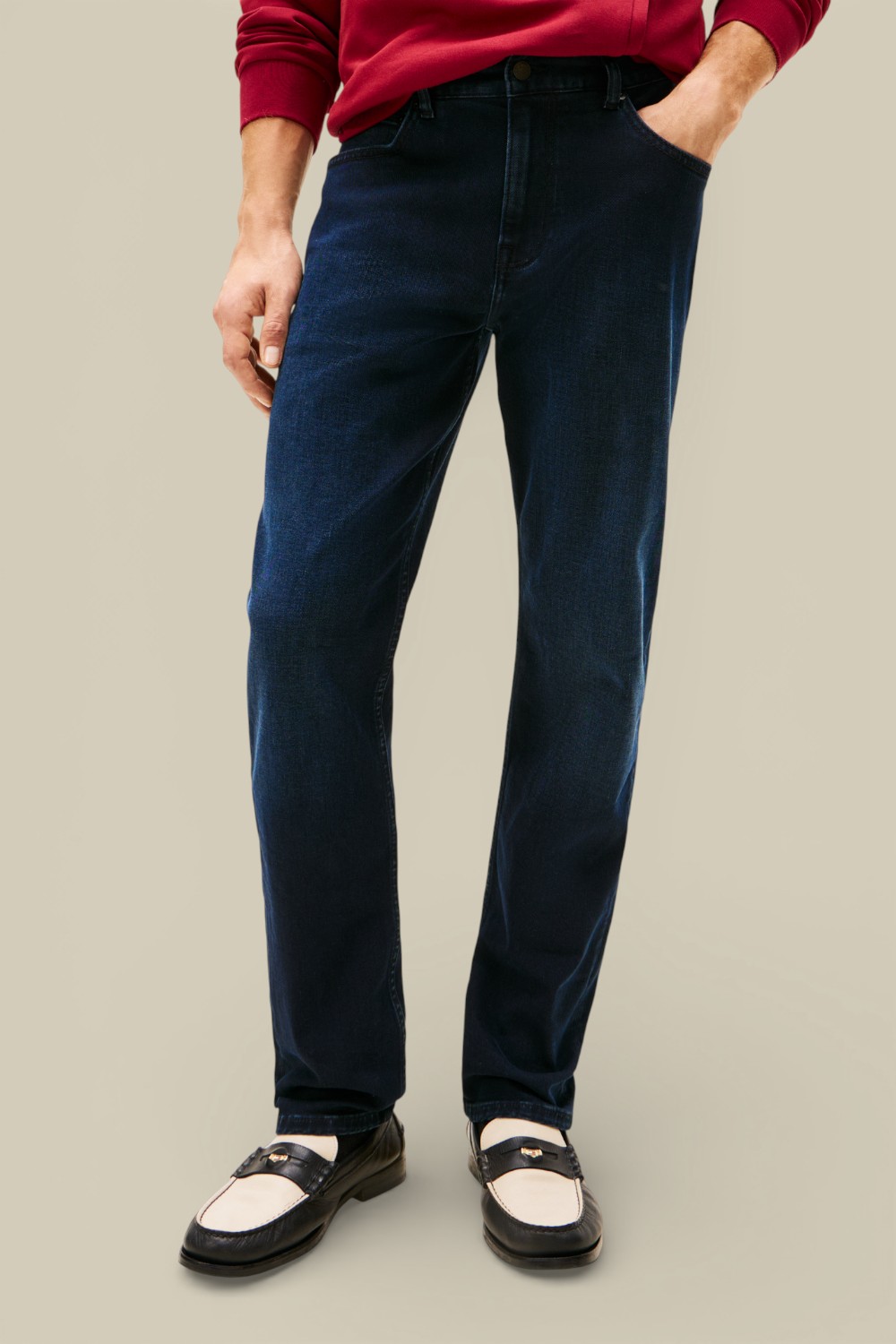 תמונת דוגמן קידמית של מכנסי ג'ינס ישרים