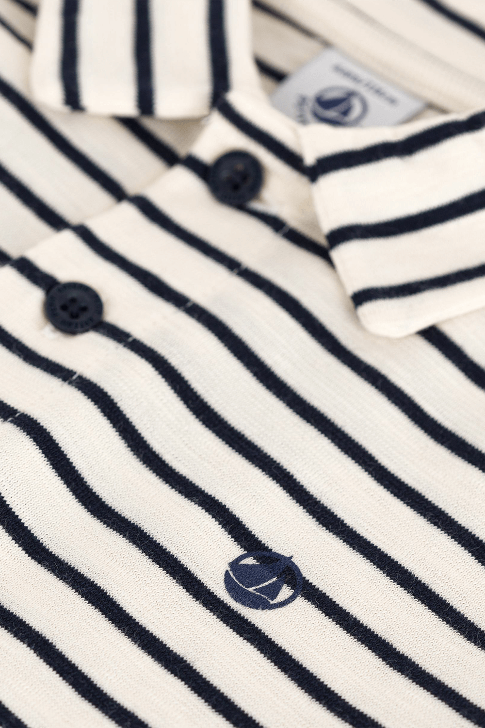 תמונת תקריב של חולצת פולו - גילאים 6-12 שנים