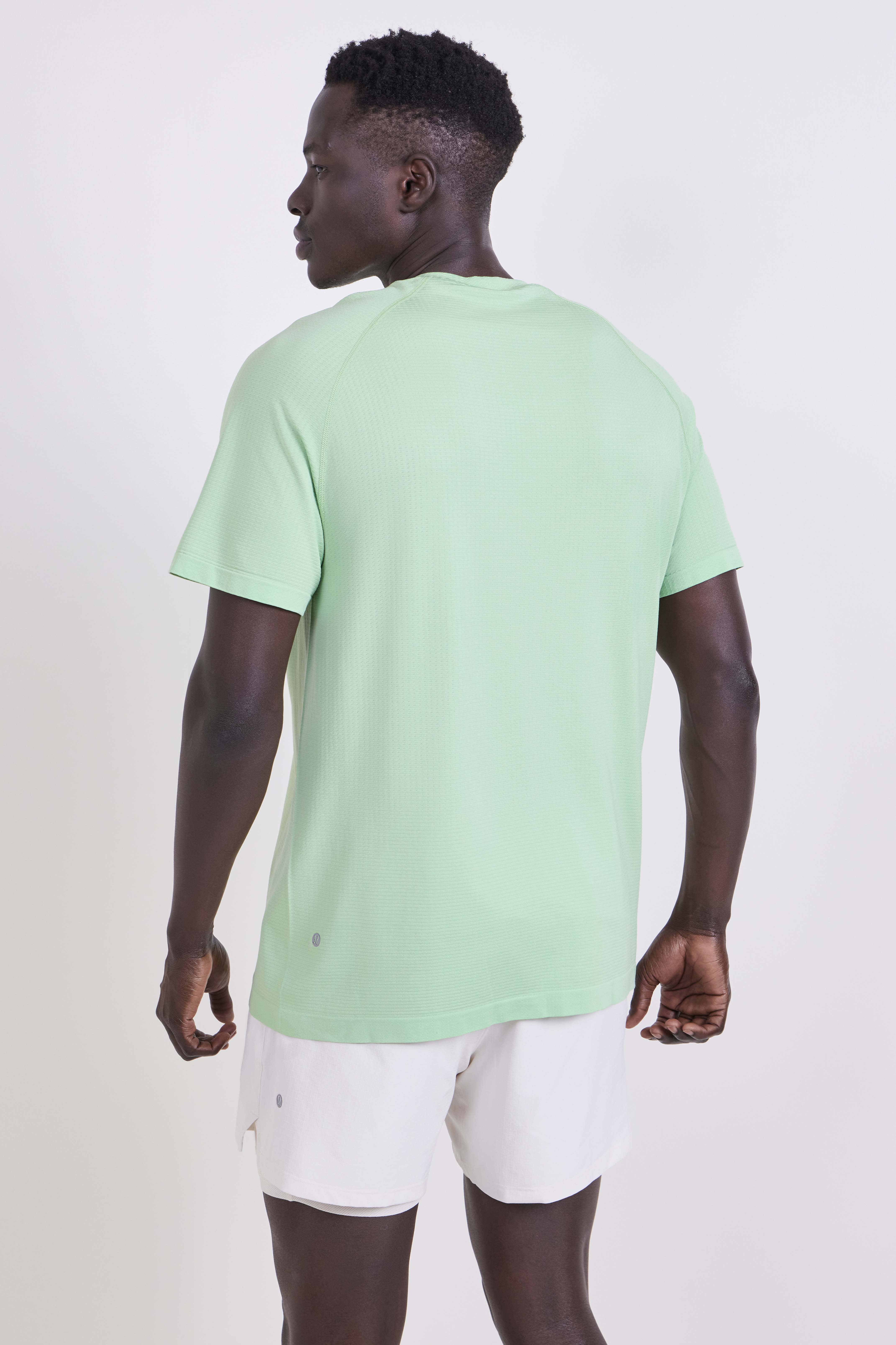 תמונת דוגמן אחורית של Metal Vent Tech Short-Sleeve Shirt