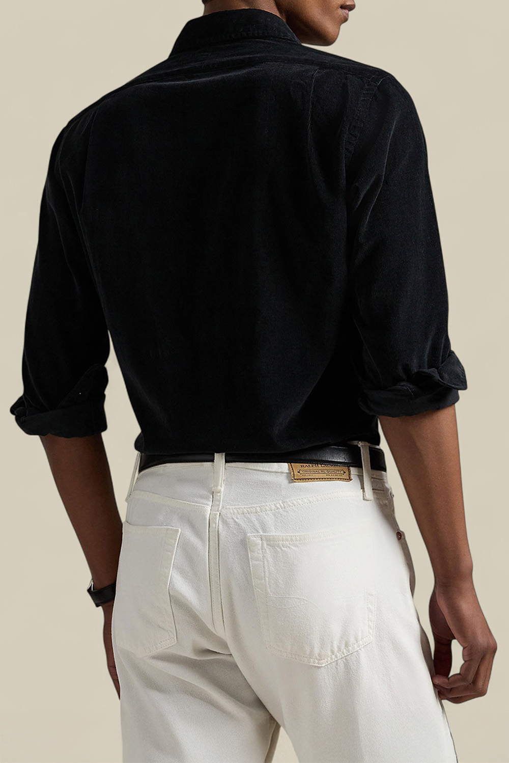 תמונת דוגמן אחורית של חולצה מכופתרת