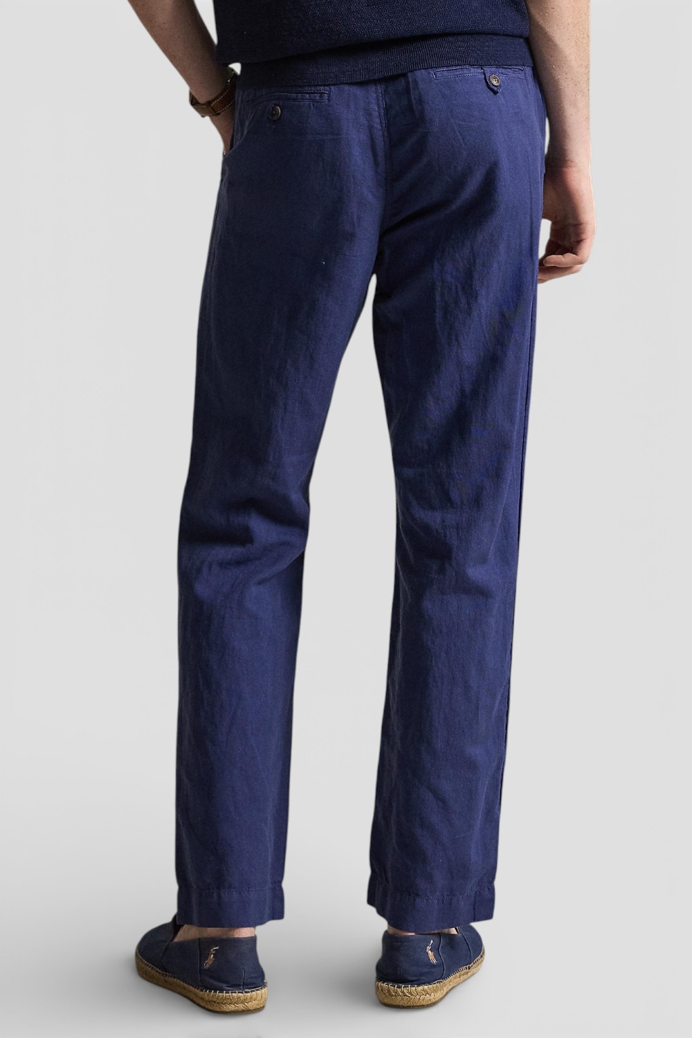 תמונת דוגמן אחורית של מכנסי פשתן מחוייטים