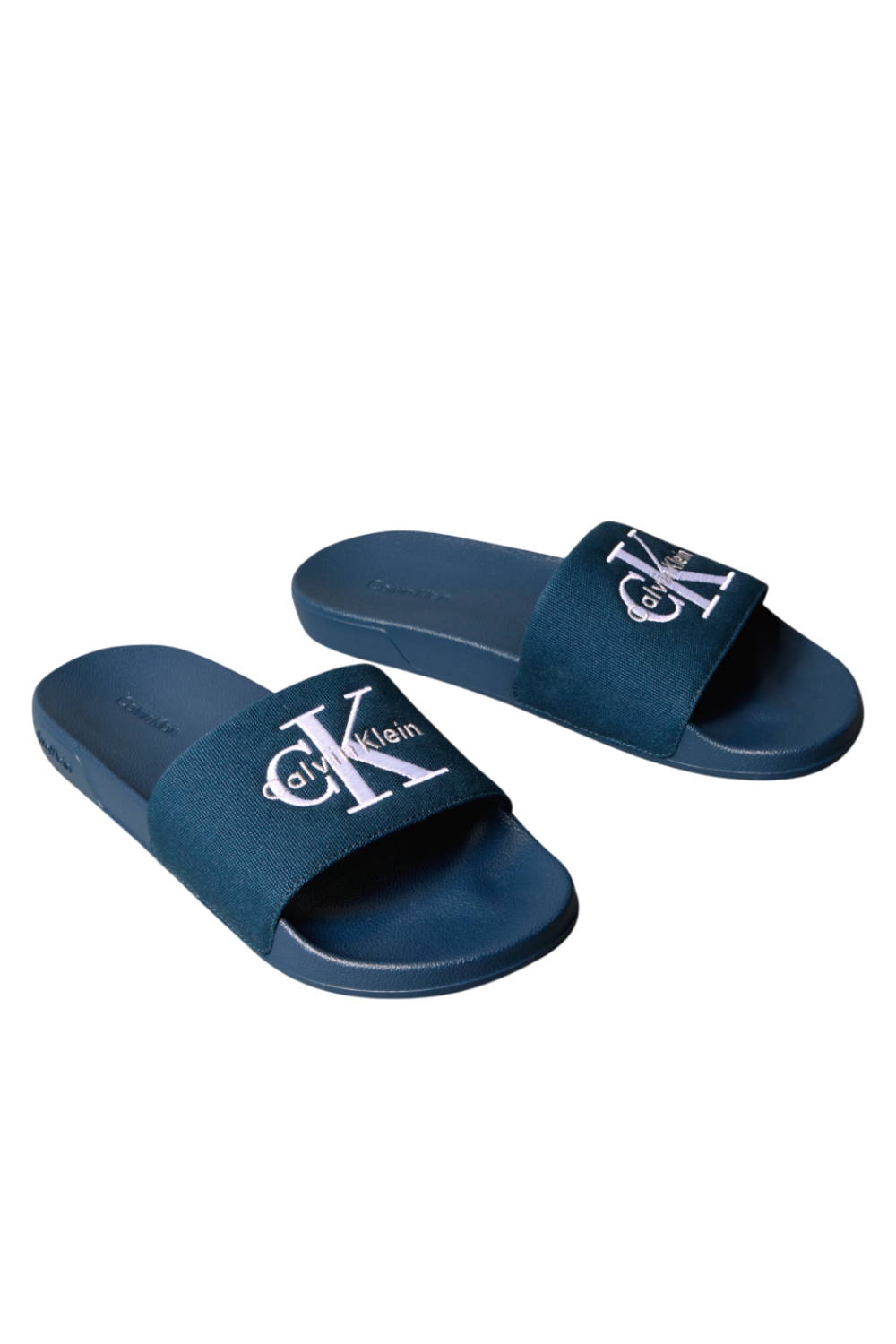 תמונת תקריב של כפכפי סלייד