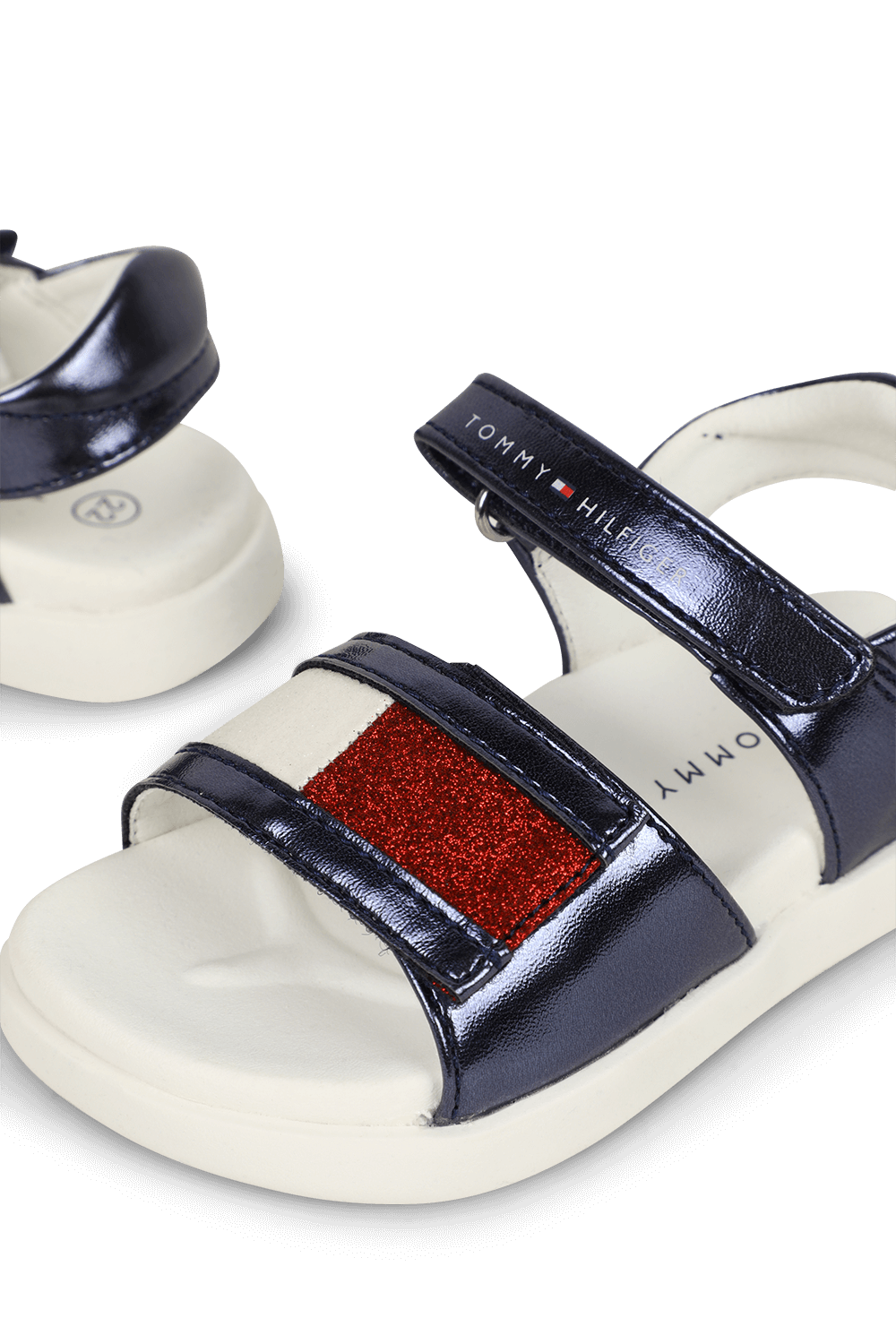 תמונת תקריב של מידות 20-23 סנדלים כחולים מטאליים עם רצועה מנצנצת