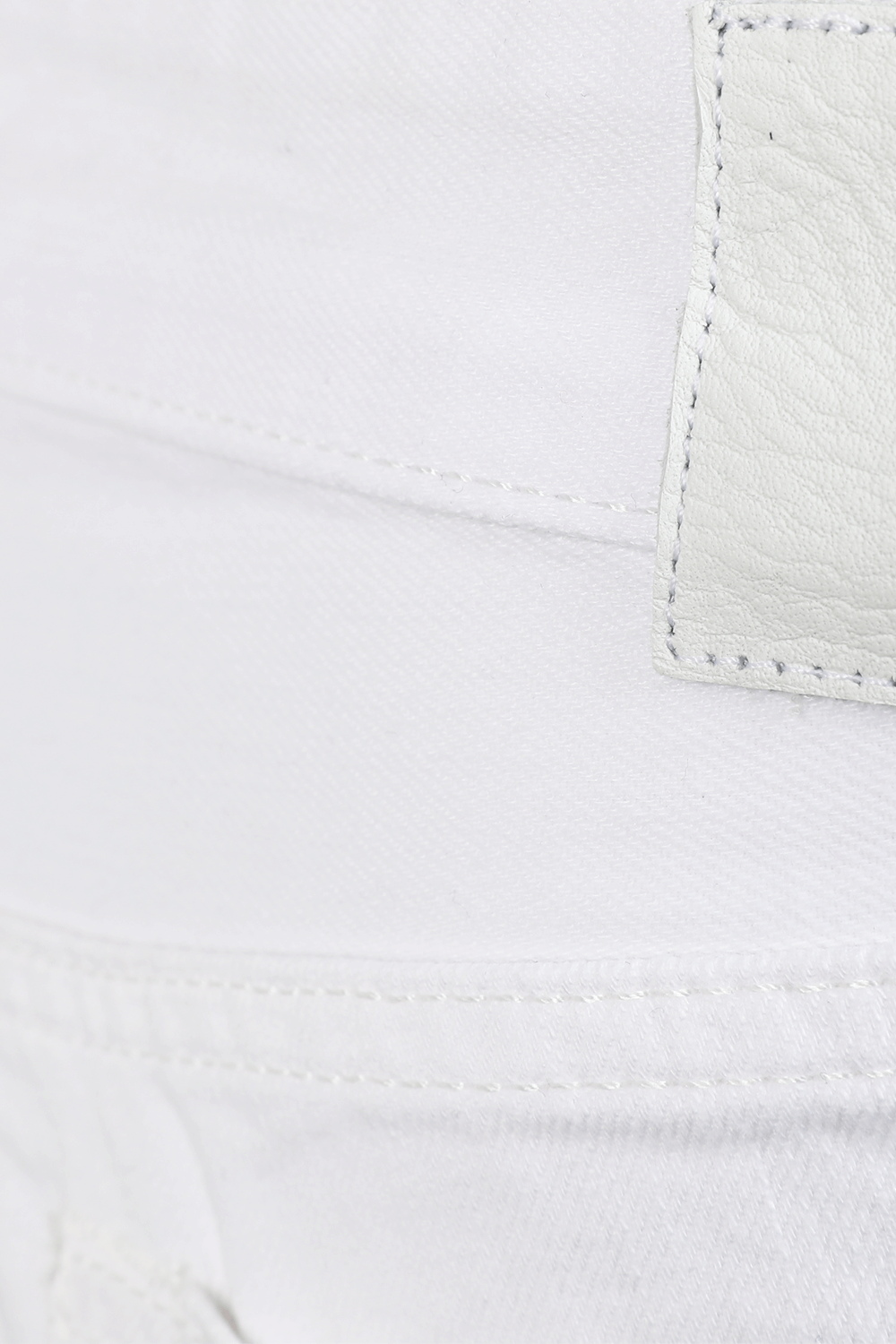 תמונת תקריב של מכנסי ג'ינס פיפר בגזרה ישרה