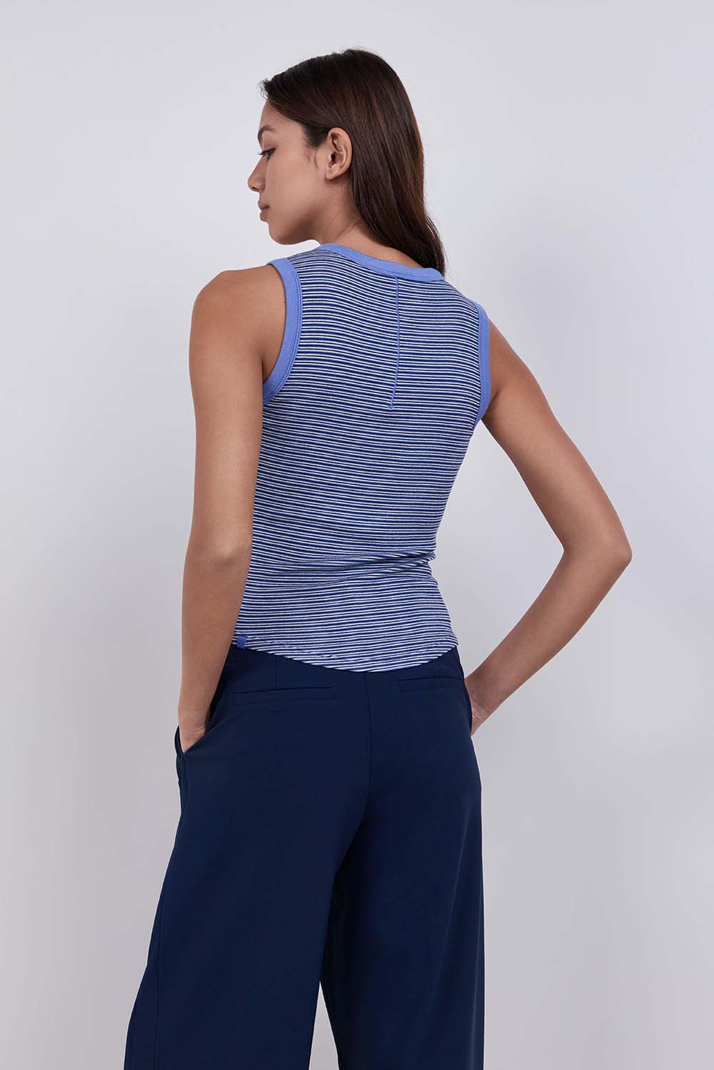 תמונת דוגמן אחורית של Hold Tight Crewneck Tank Top