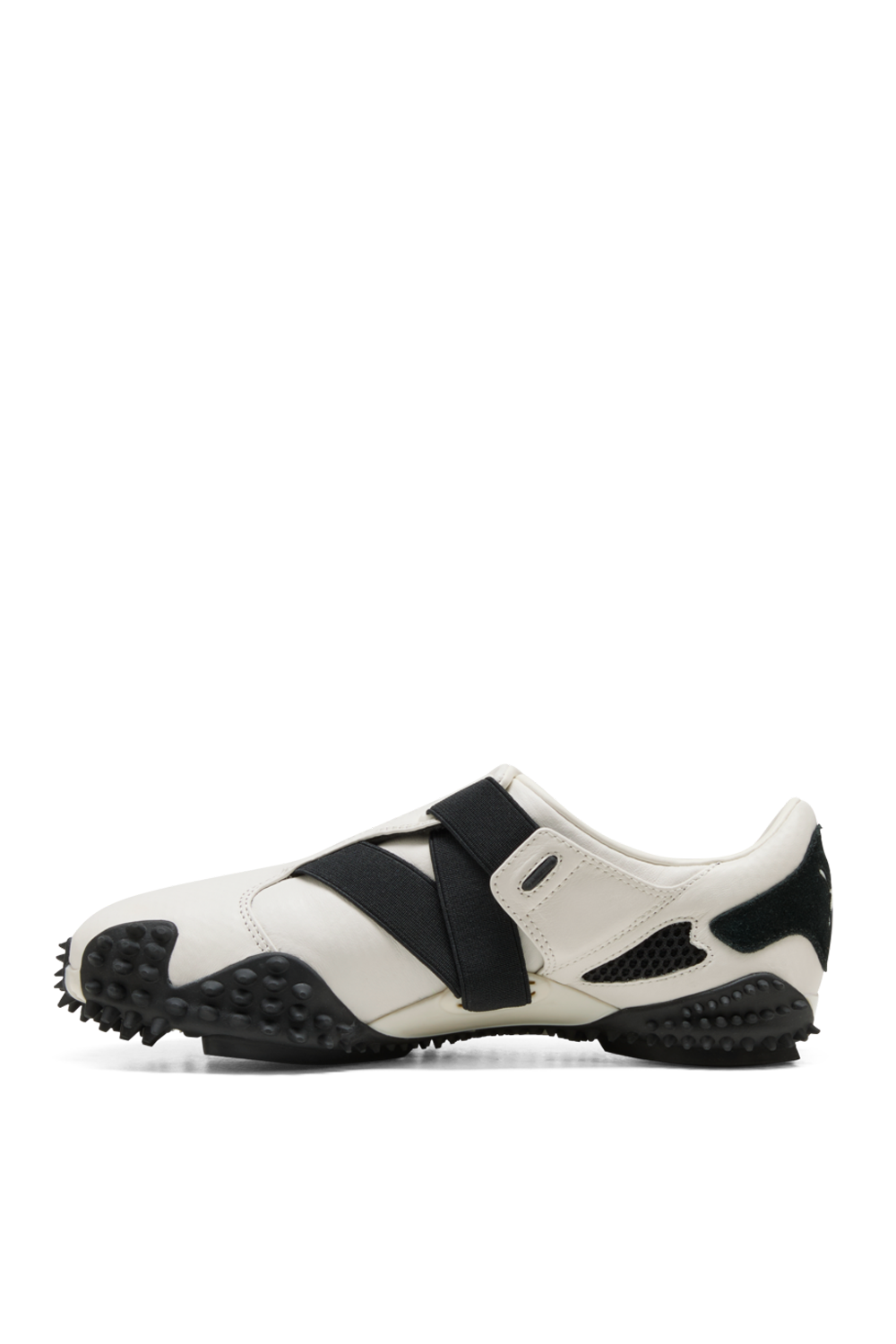 תמונה אחורית של נעלי סניקרס מוסטרו