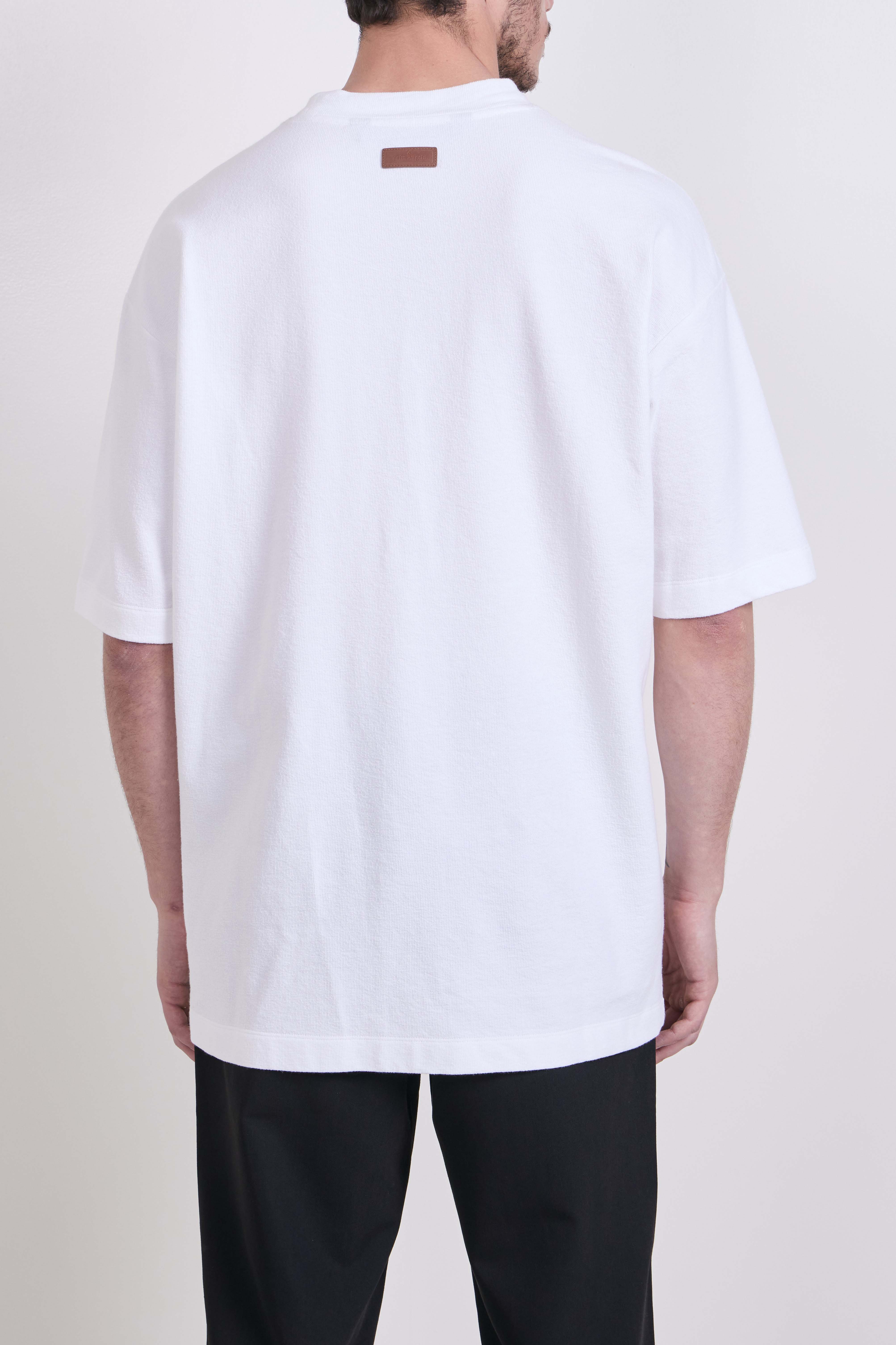 תמונת דוגמן אחורית של חולצת טי אוברסייז