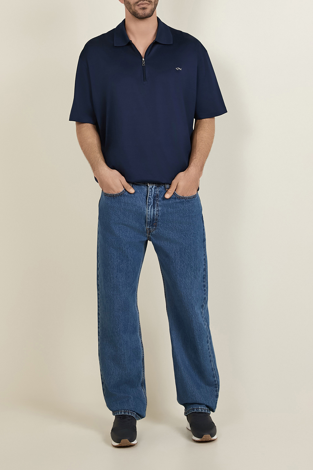 תמונת דוגמן קידמית של נעלי סניקרס