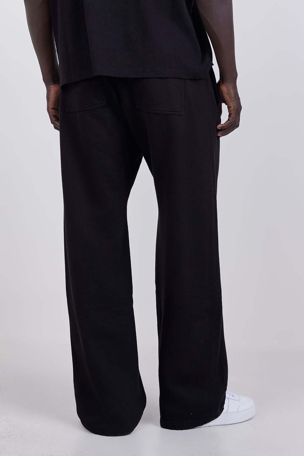 תמונת דוגמן אחורית של מכנסי ג'וגר