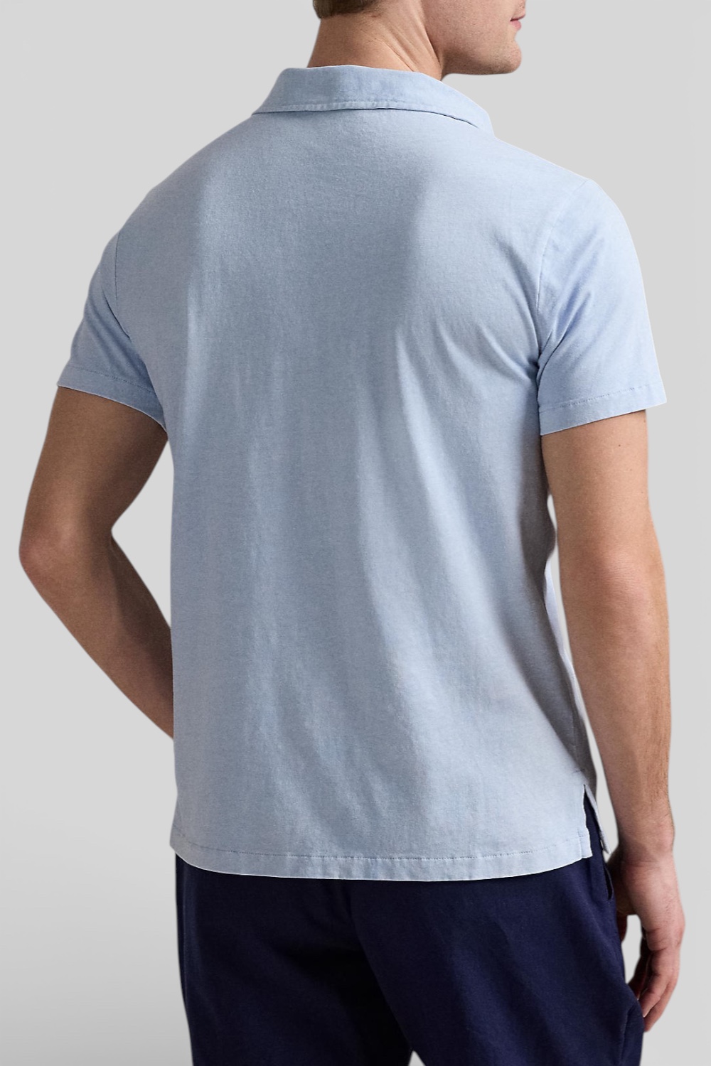 תמונת דוגמן אחורית של חולצת פולו