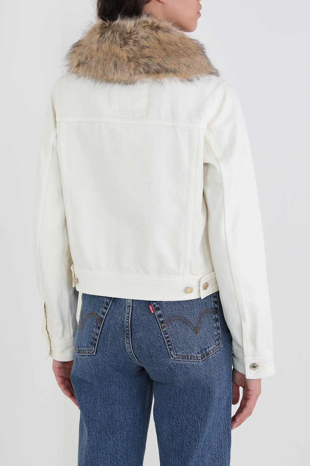 תמונת דוגמן אחורית של ז'קט ג'ינס עם פרווה