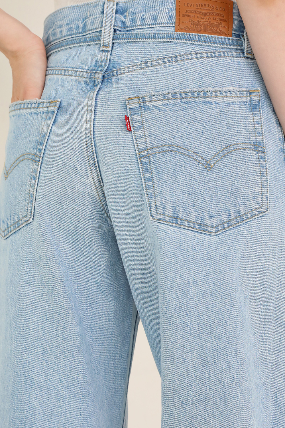 תמונת תקריב דוגמן של מכנסי ג'ינס בלון עם שרוכים