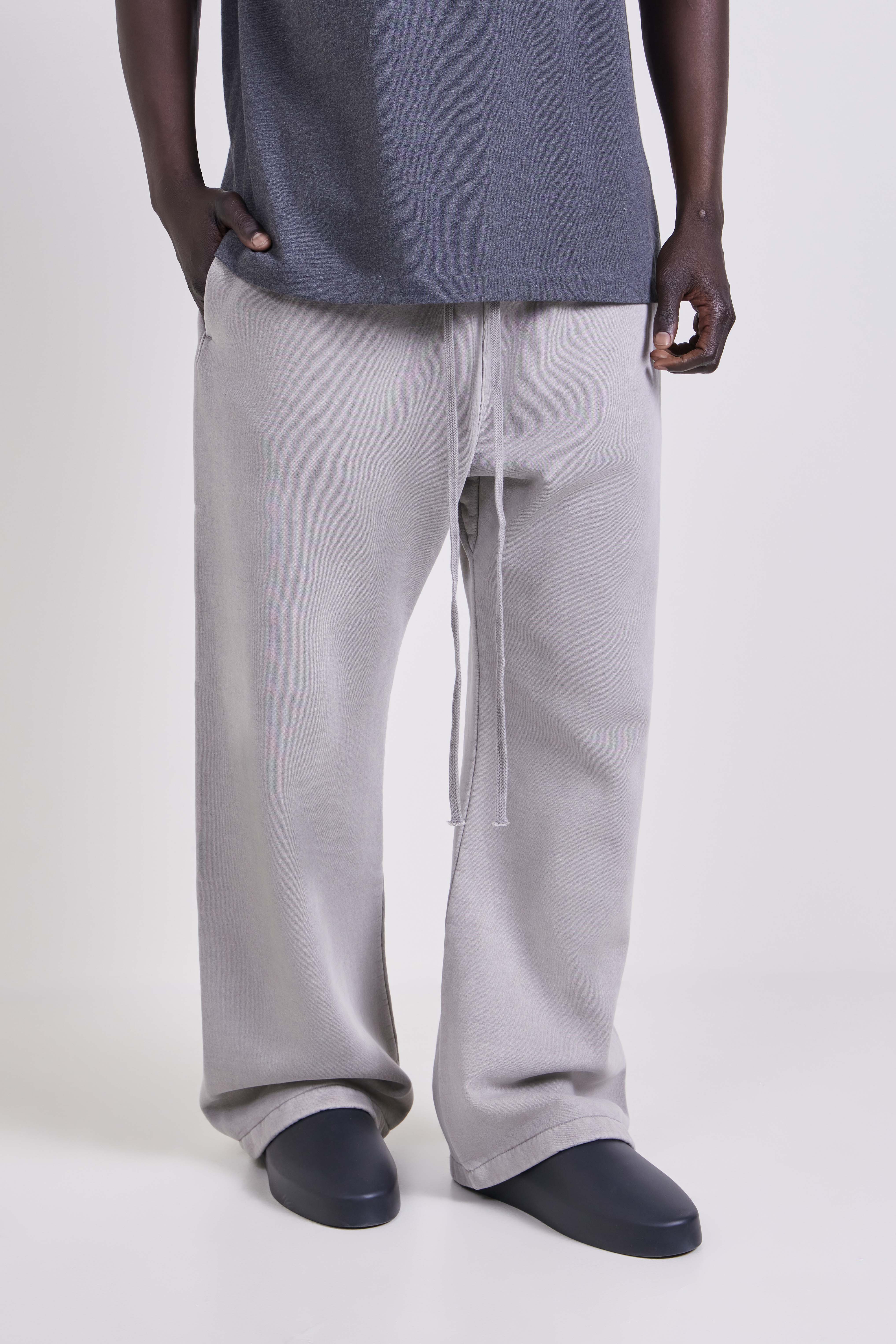 תמונת דוגמן קידמית של מכנסי ג'וגר בגזרה רחבה