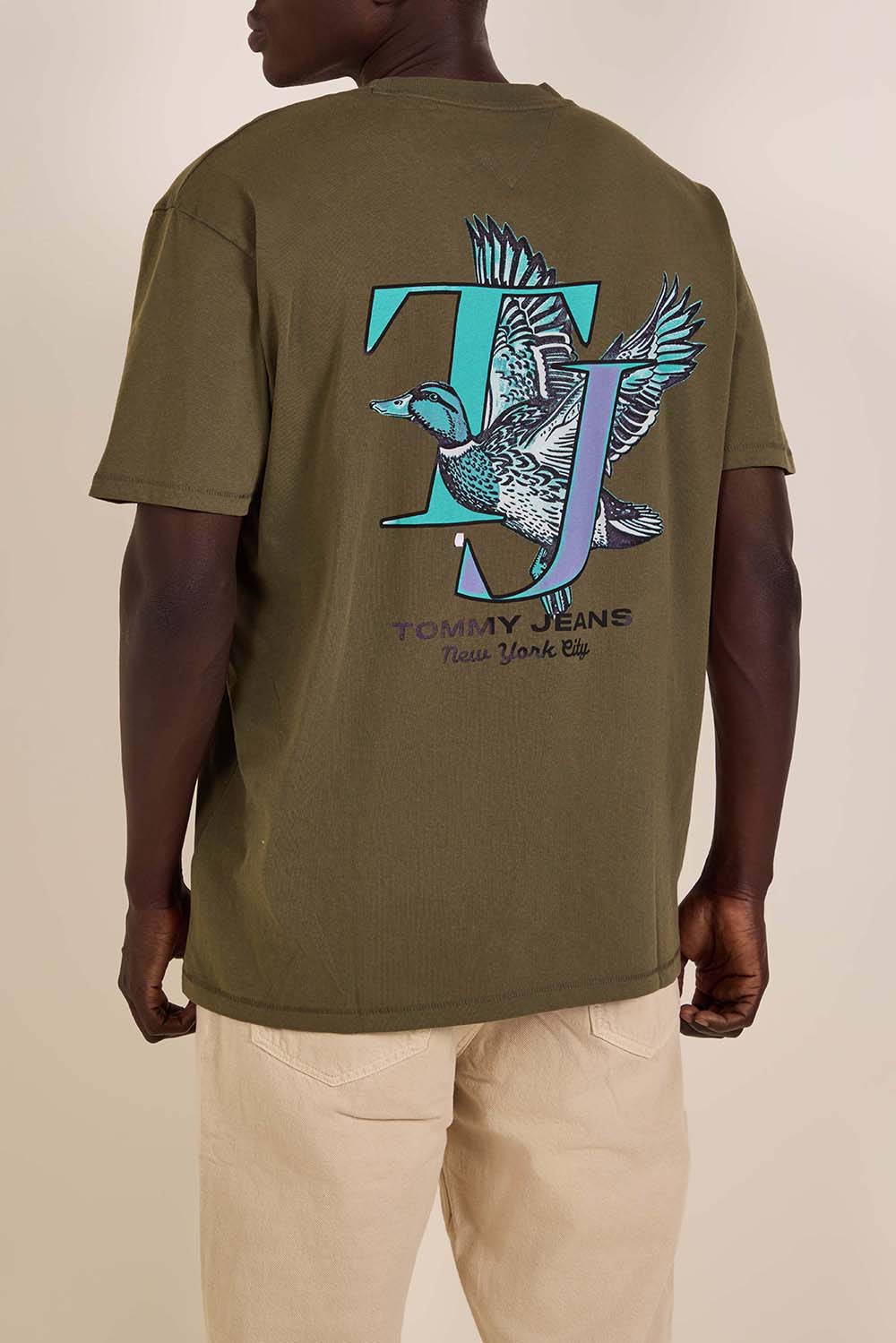 תמונת דוגמן אחורית של חולצת טי