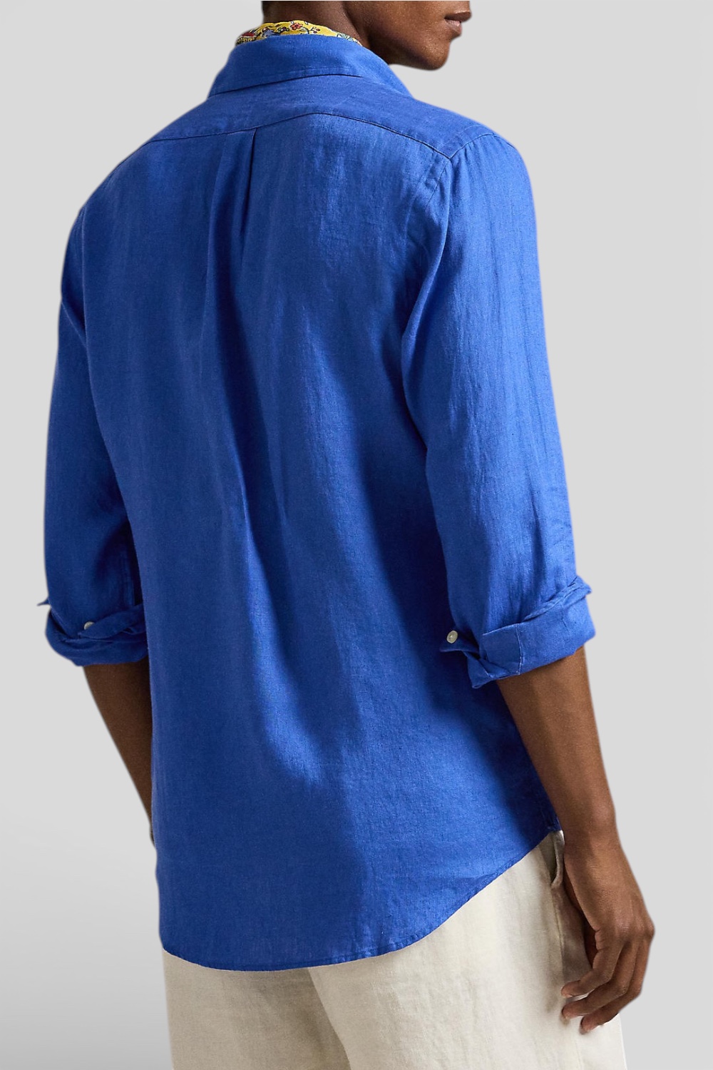 תמונת דוגמן אחורית של חולצה מכופתרת