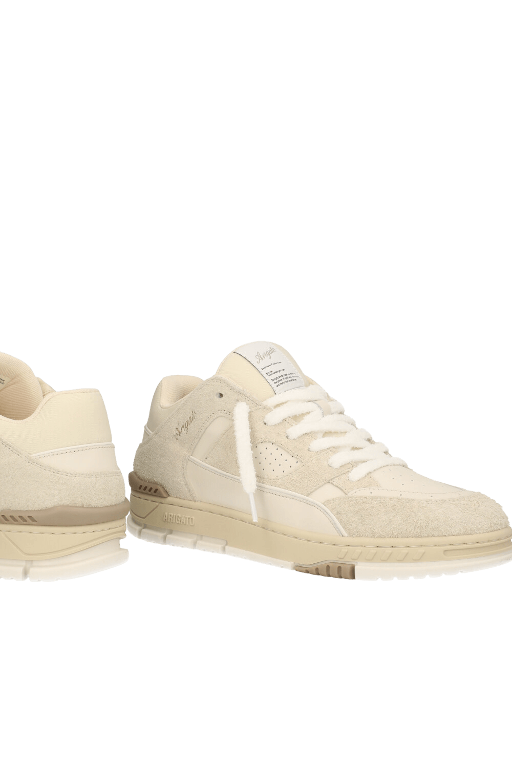 תמונת תקריב של נעלי סניקרס אריאה לו