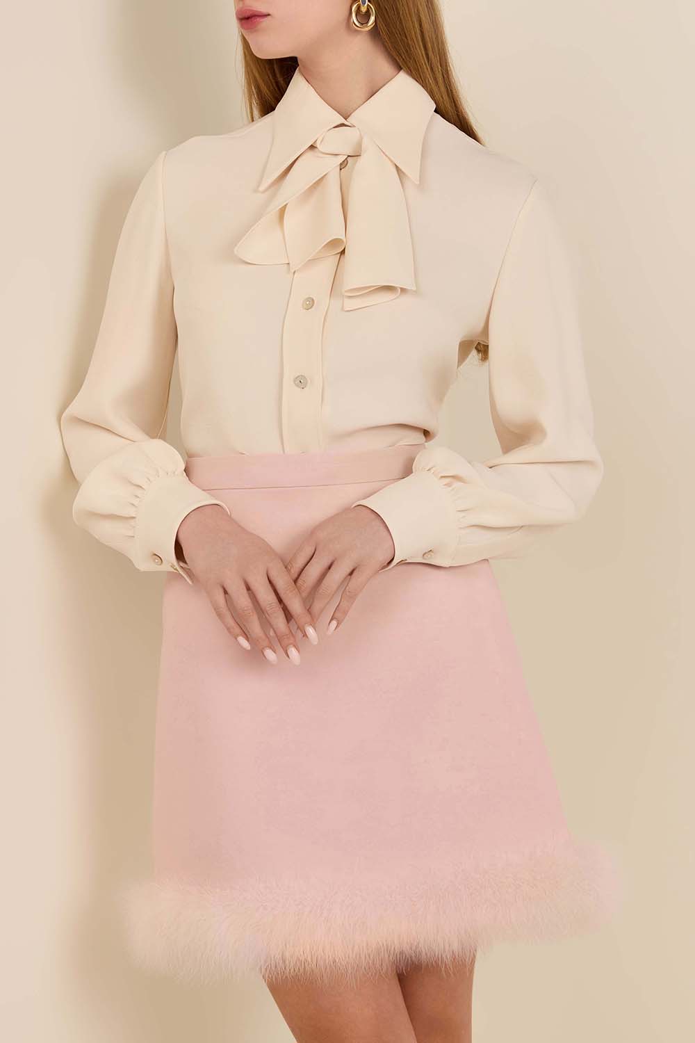 תמונת דוגמן קידמית של חולצה עם צווארון קשירה