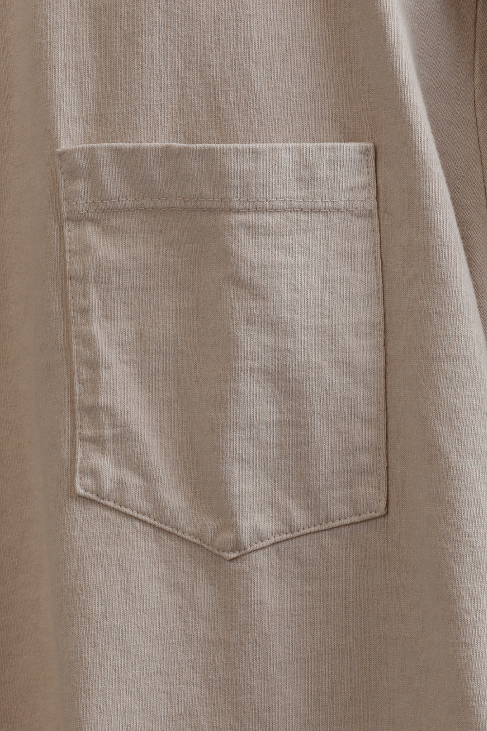 תמונת תקריב של טישירט בגוון סגול-אפור עם כיס