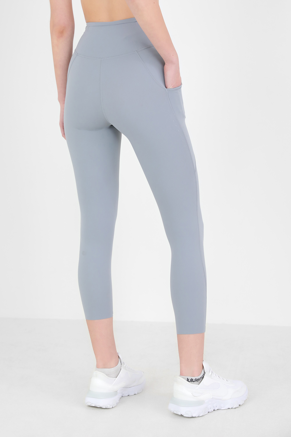תמונת דוגמן אחורית של Fast and Free High-Rise Crop 23" *Pockets