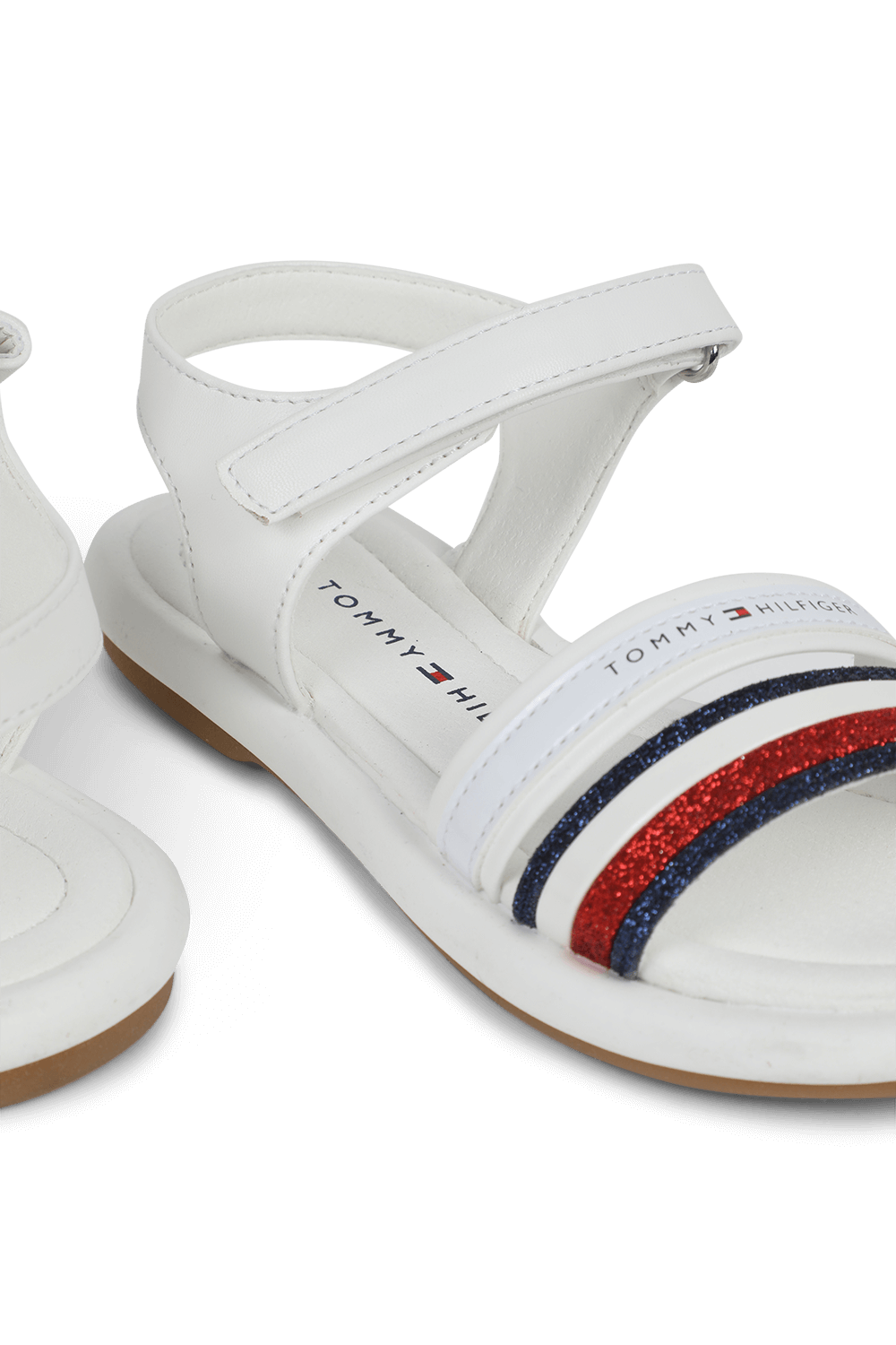 תמונת תקריב של מידות 30-34 סנדלים לבנים עם רצועה מנצנצת