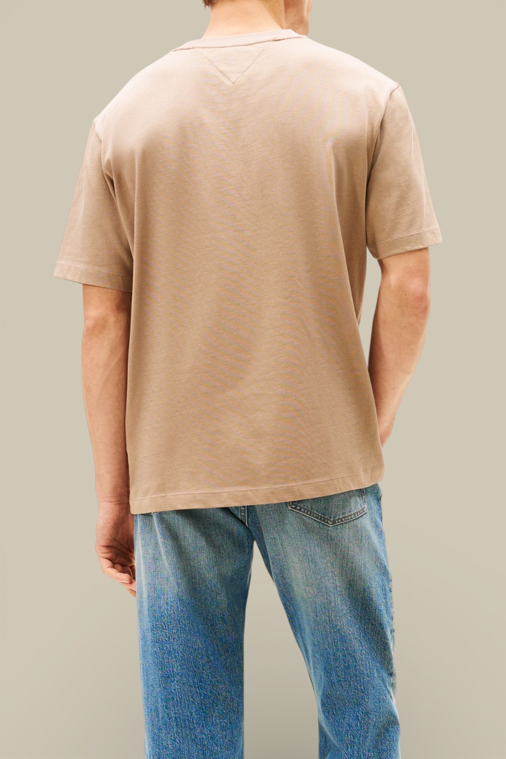 תמונת דוגמן אחורית של חולצת טי