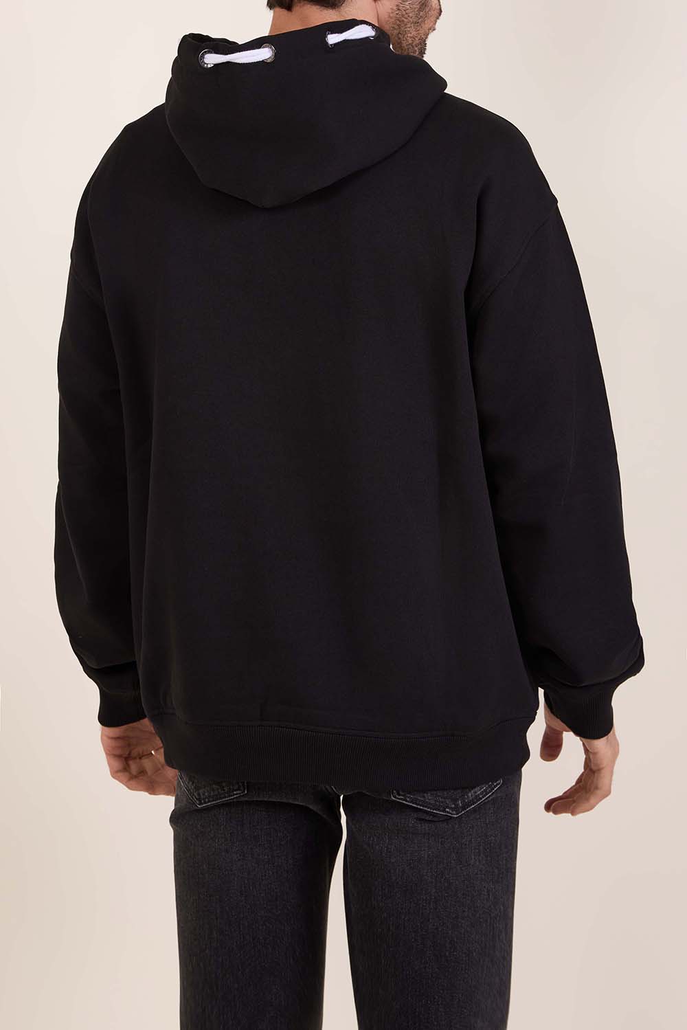 תמונת דוגמן אחורית של סווטשירט קפוצ'ון