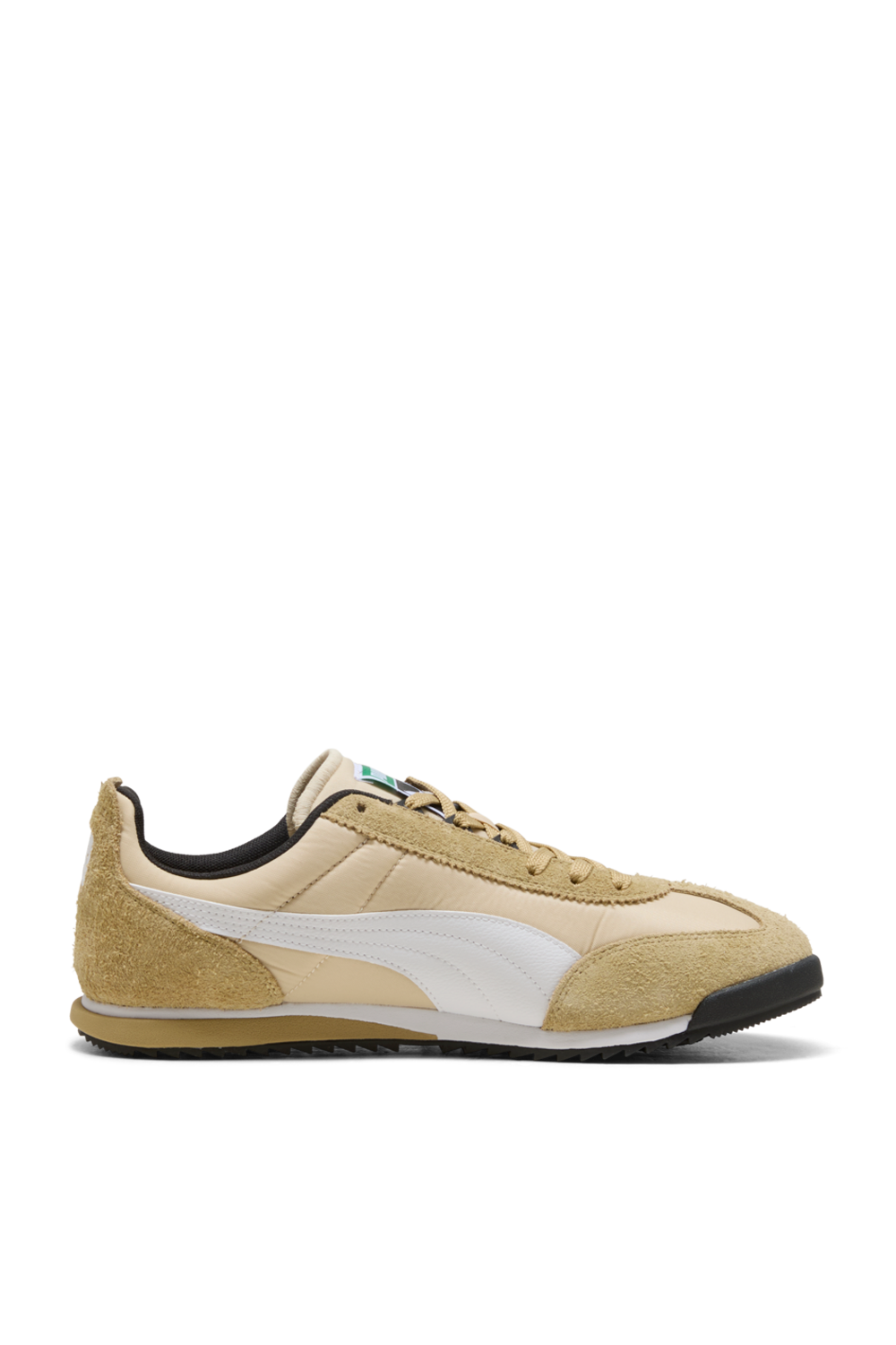 תמונה קידמית של נעלי סניקרס