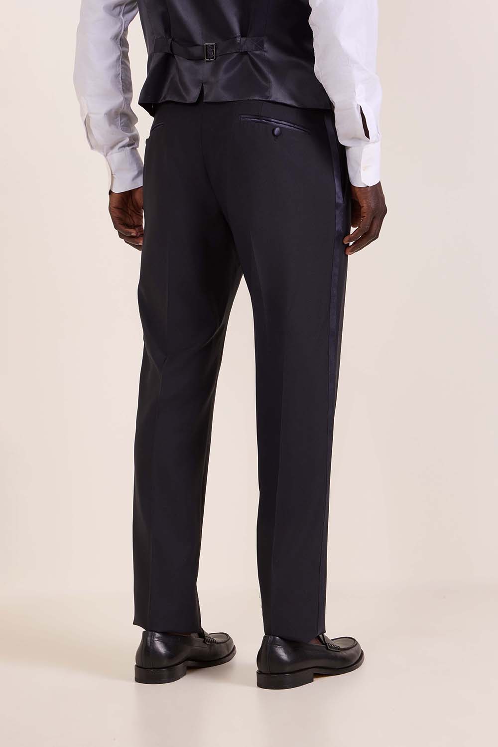 חליפת שלושה חלקים מחוייטת