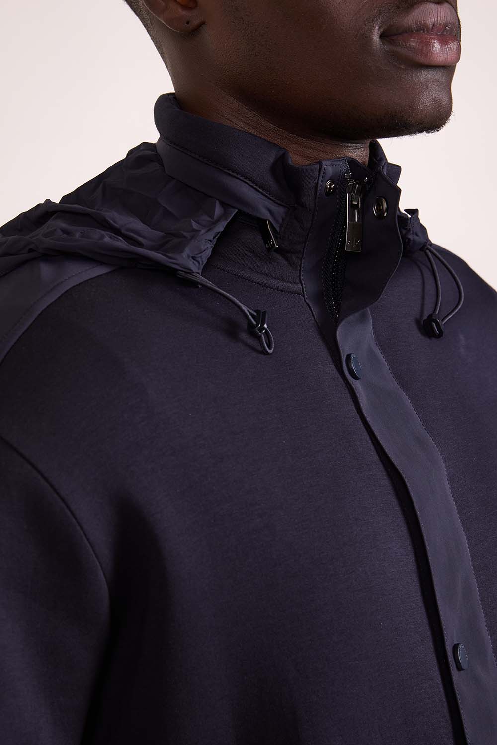 תמונת תקריב דוגמן של ז'קט בריפוד קל