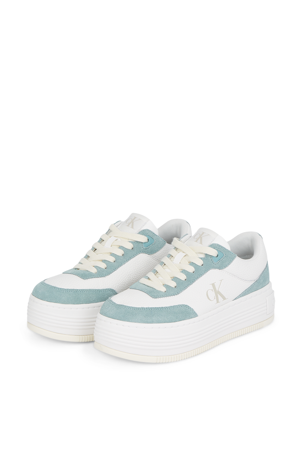 תמונת פנים של נעלי סניקרס פלטפורמה