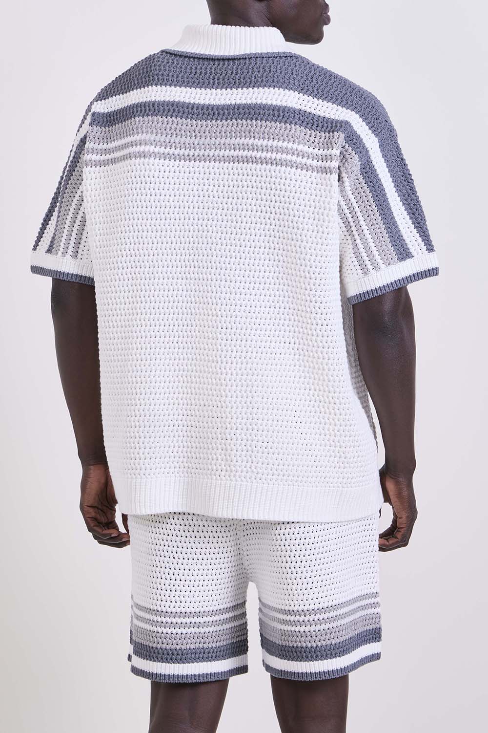 תמונת דוגמן אחורית של סריג כפתורים קרושה