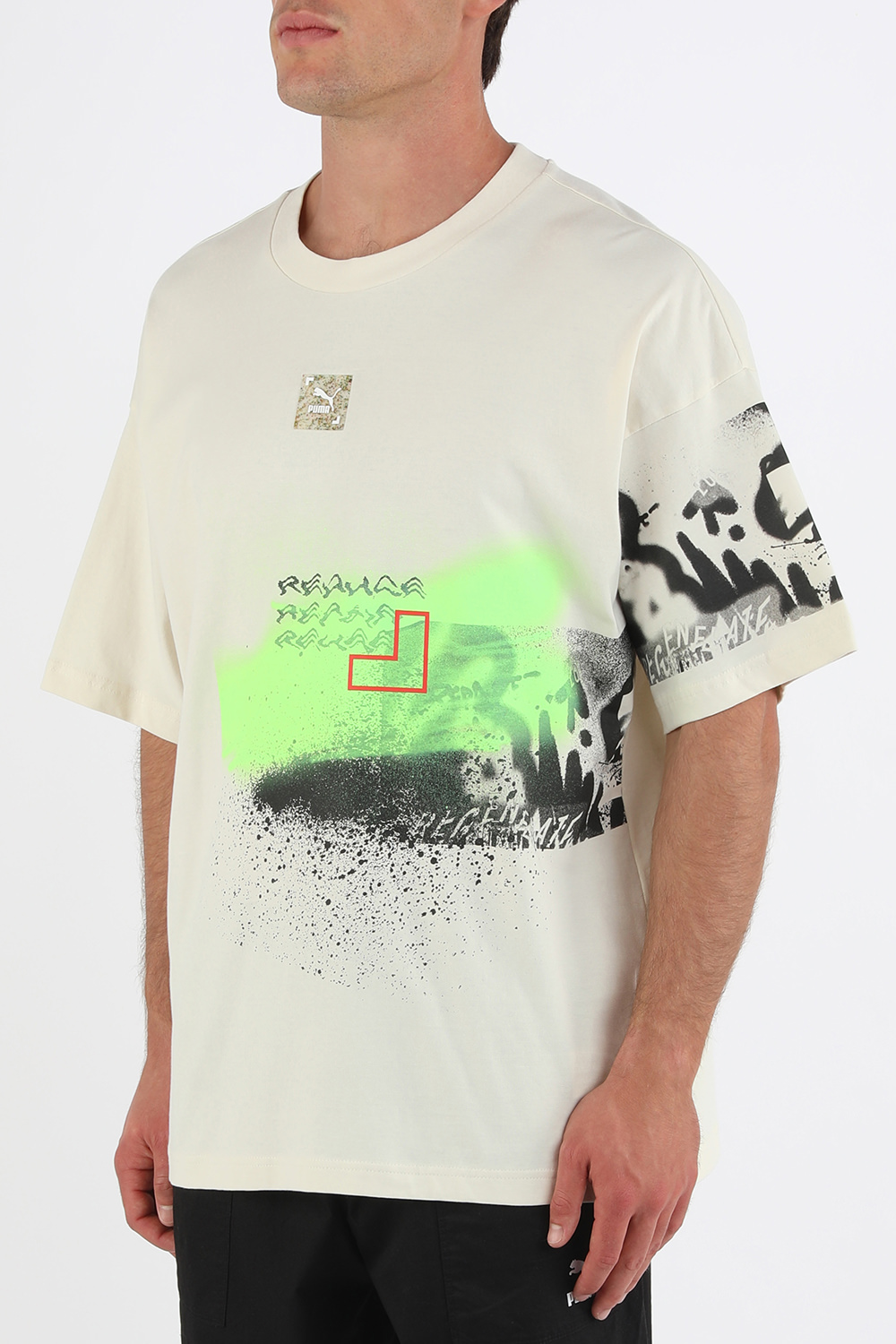 תמונת דוגמן קידמית של חולצת טי בוקסי גרפיק בגוון שמנת