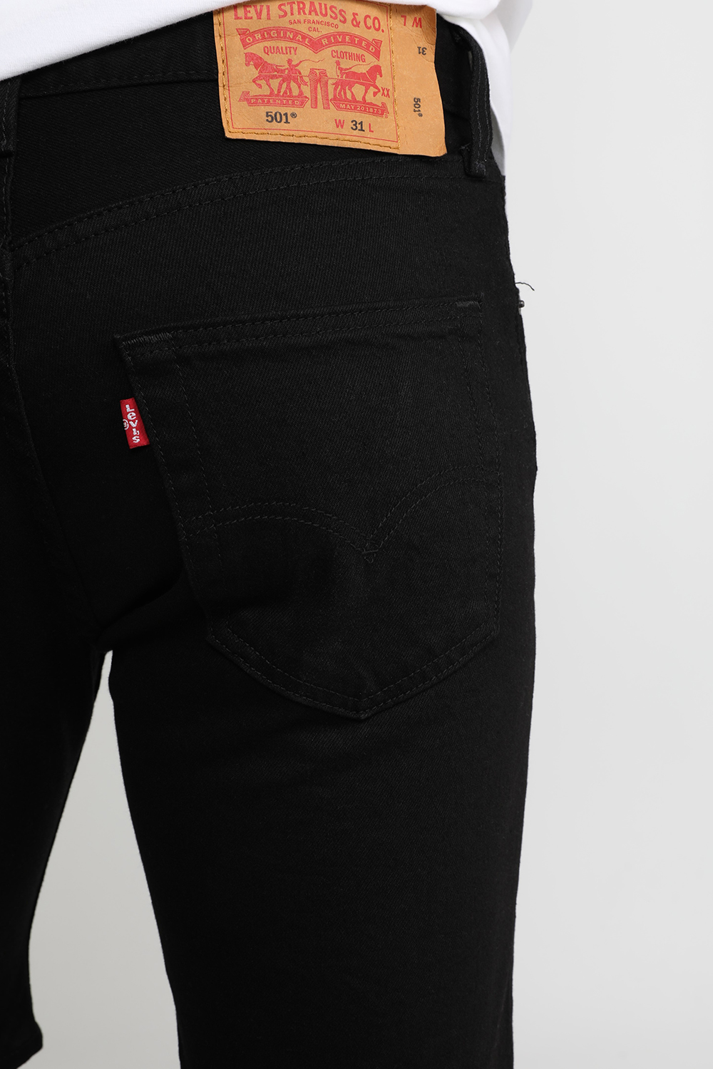 תמונת תקריב דוגמן של מכנסי ג'ינס קצרים 501 ישרים