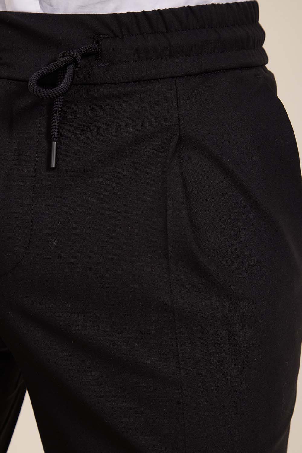 תמונת תקריב דוגמן של מכנסי ג'וגר מחוייטים סלים פיט