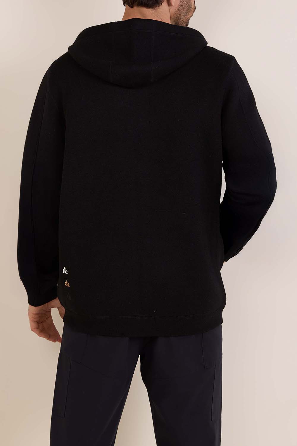 תמונת דוגמן אחורית של סווטשירט קפוצ'ון