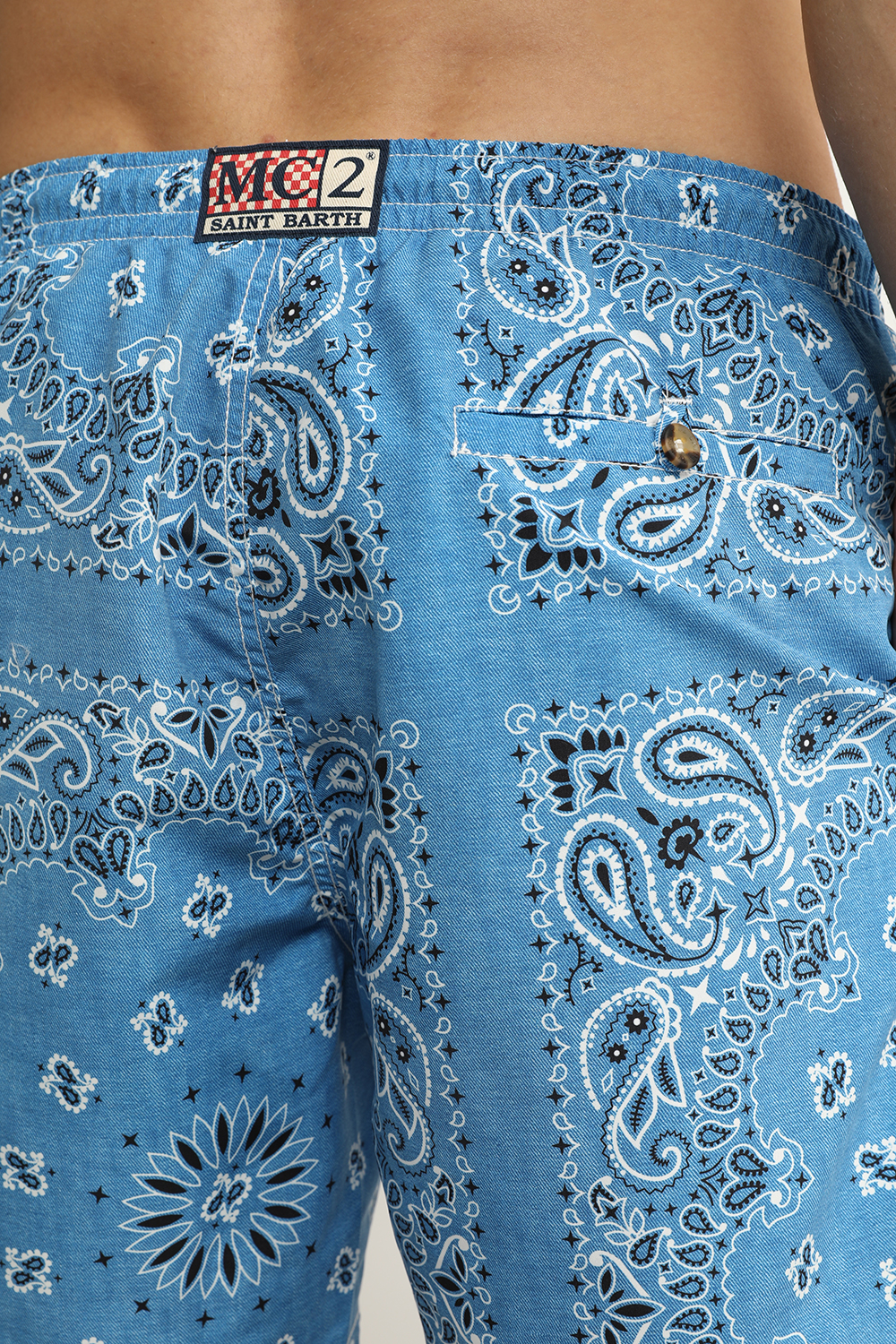 תמונת תקריב דוגמן של בגד ים בהדפס בנדנה