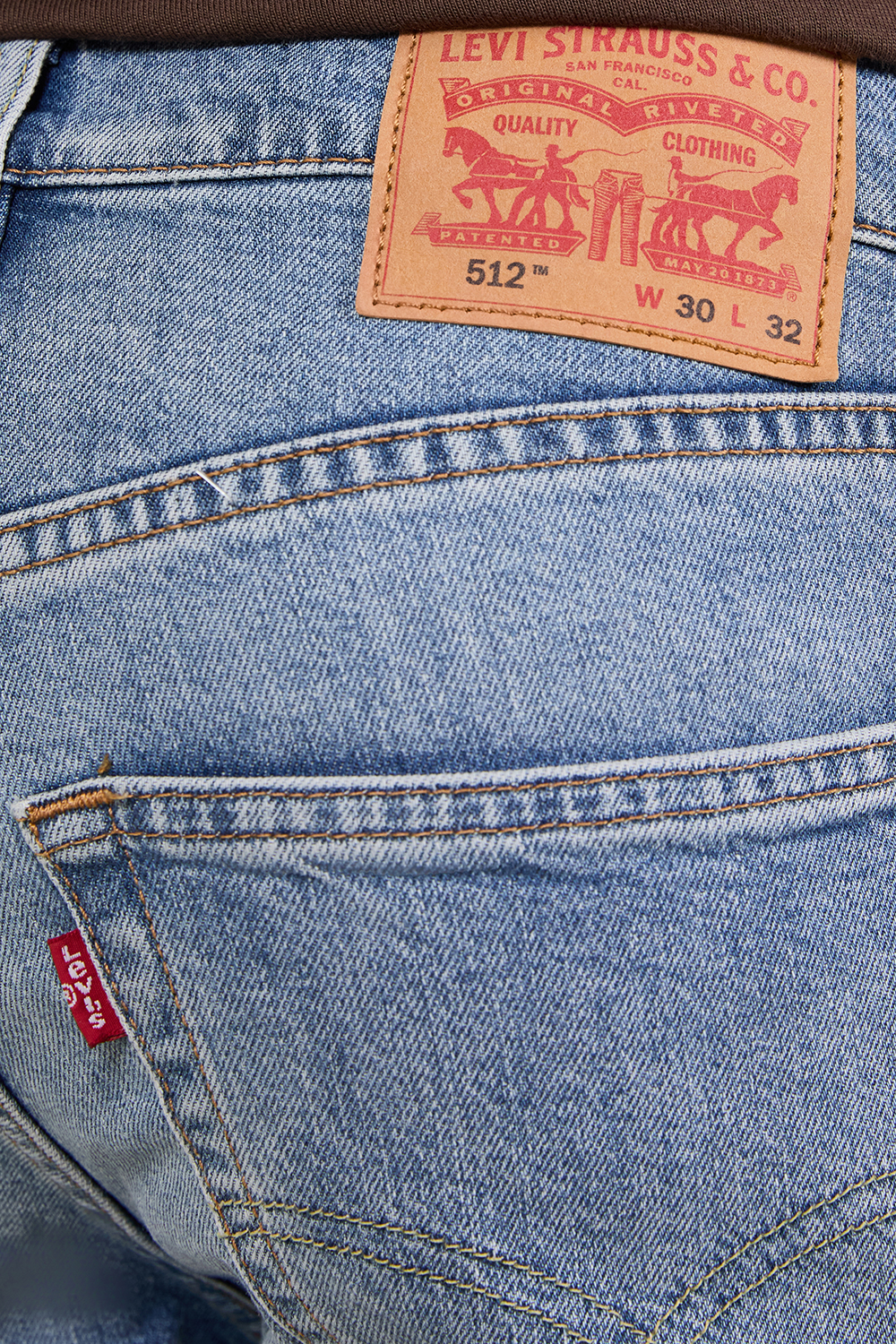 תמונת תקריב דוגמן של מכנסי ג'ינס סלים פיט